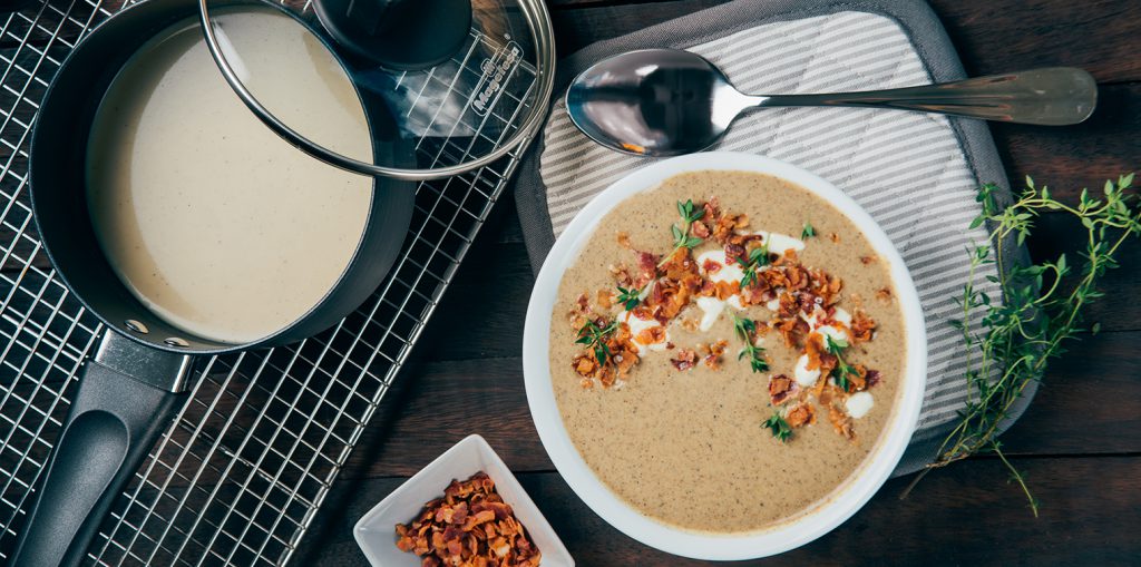 Sopa de coliflor, paila con tapa